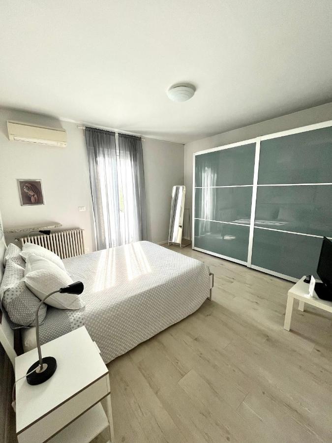Your Familyapartment In Сирмионе Екстериор снимка